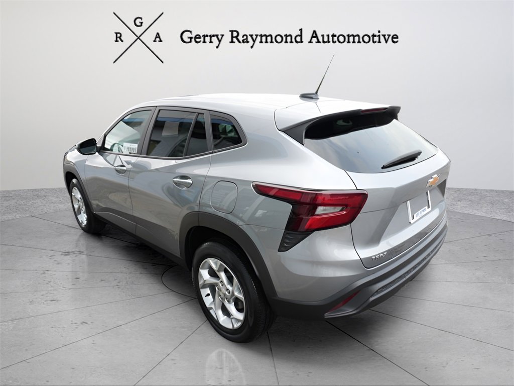 Used 2025 Chevrolet Trax LS w/ LS Convenience Package image 4