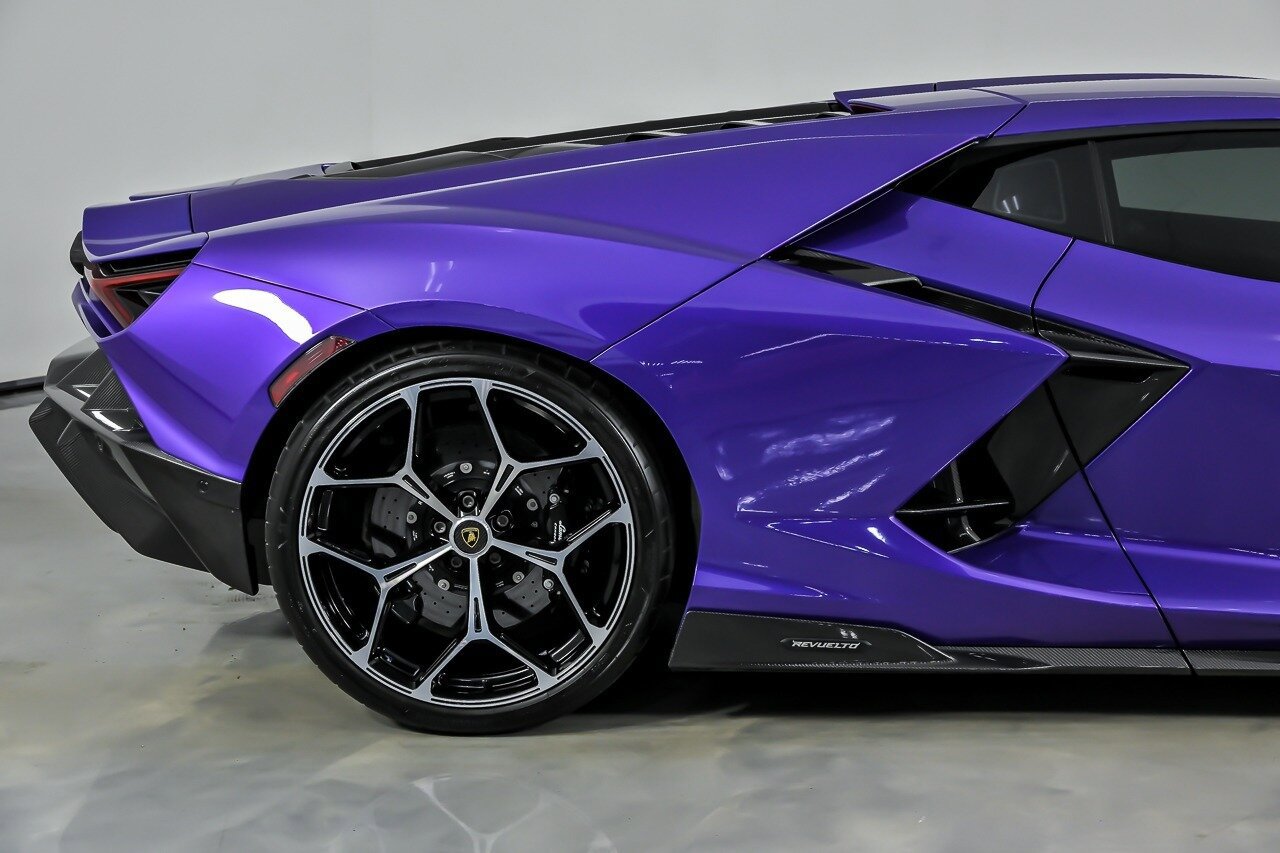 Used 2024 Lamborghini Revuelto image 16