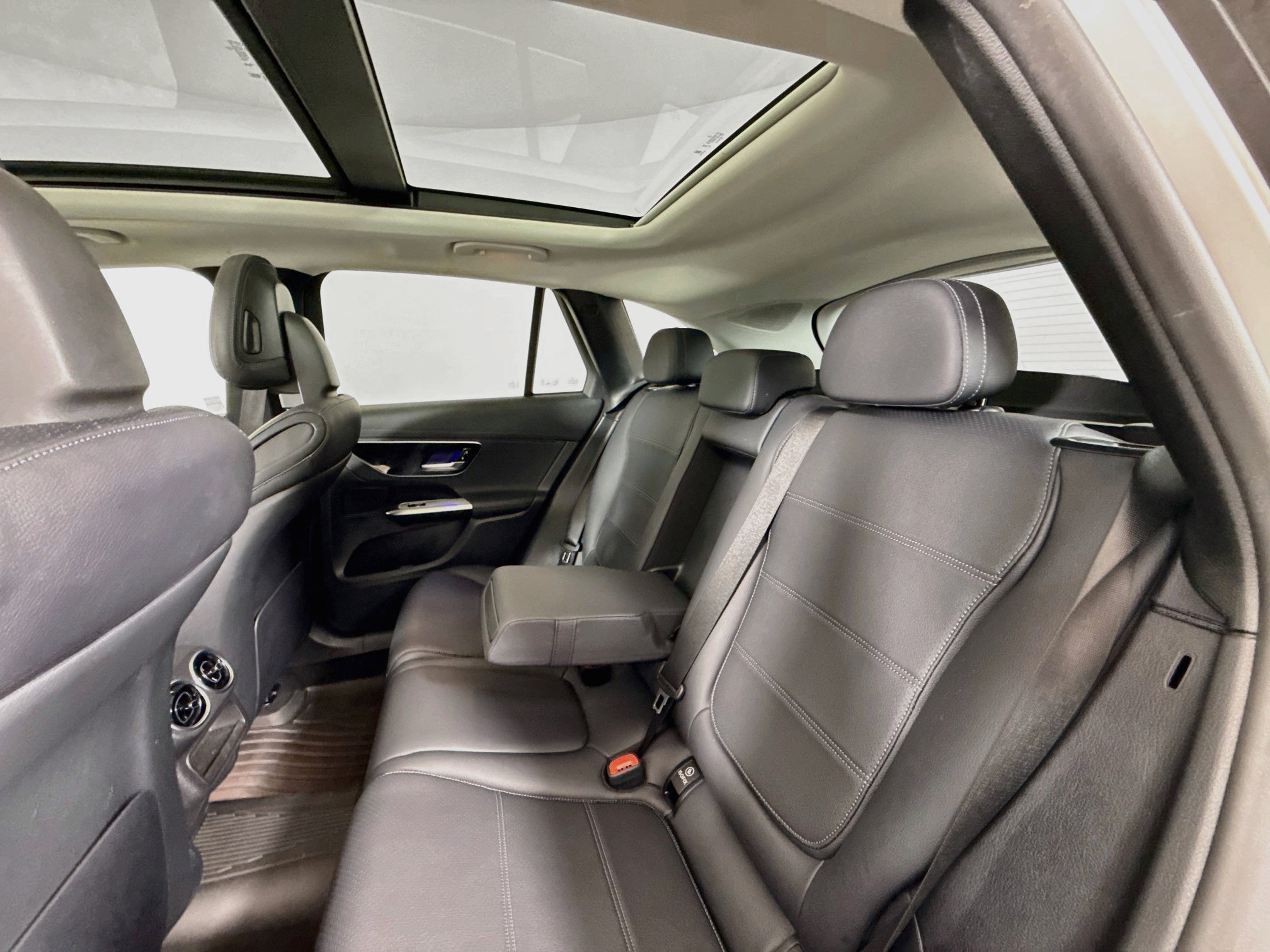 Used 2024 Mercedes-Benz GLC 300 4MATIC image 24