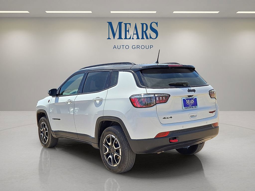 Used 2025 Jeep Compass Trailhawk AWD/4WD image 3