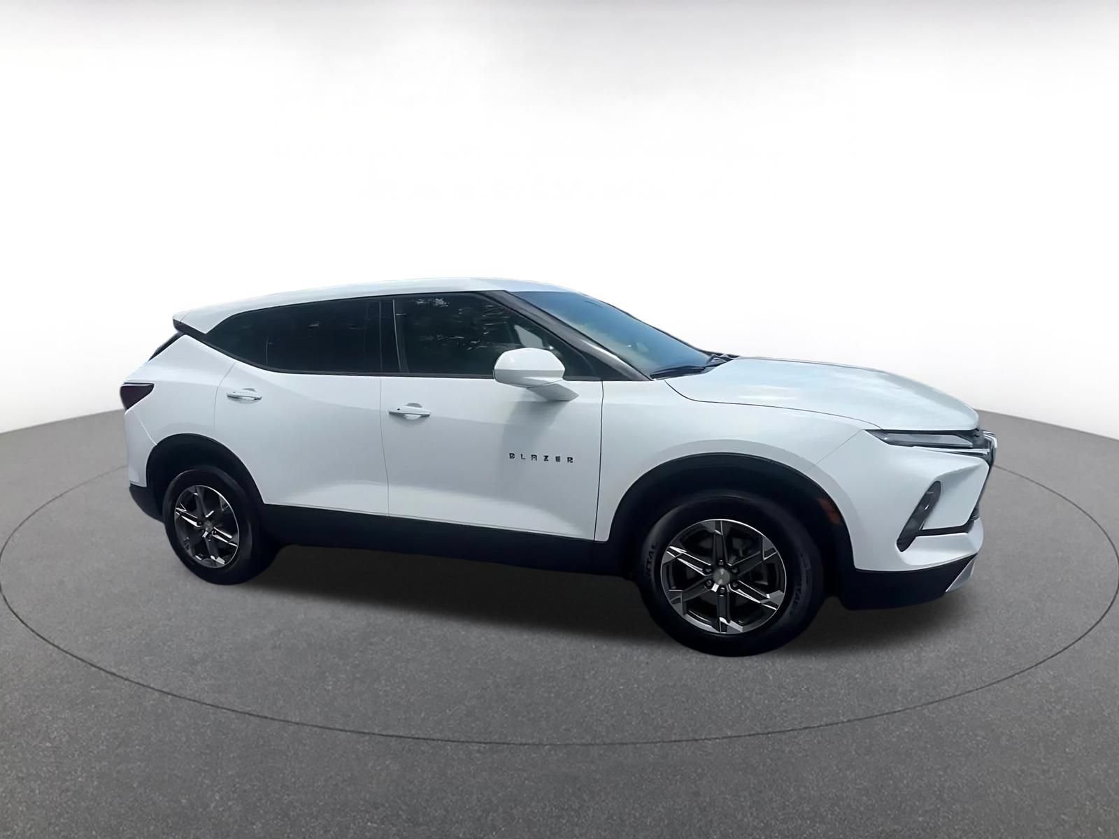 Used 2025 Chevrolet Blazer LT FWD image 2
