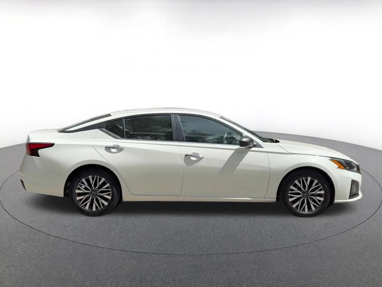 Used 2025 Nissan Altima 2.5 SV FWD image 17