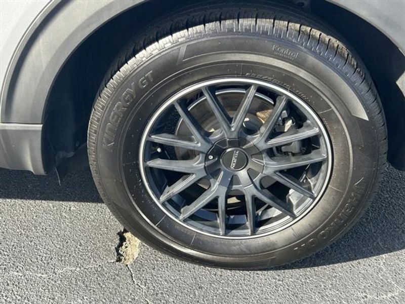 Used 2020 Ford Explorer XLT w/ Comfort Package image 32