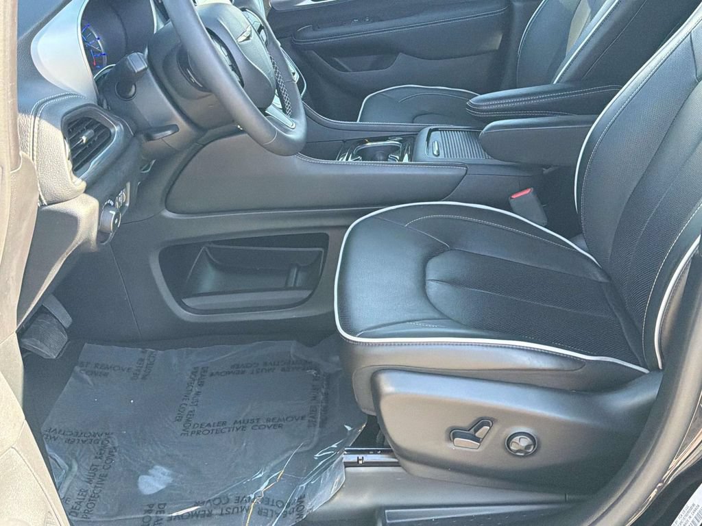 Used 2025 Chrysler Pacifica Premium FWD image 29