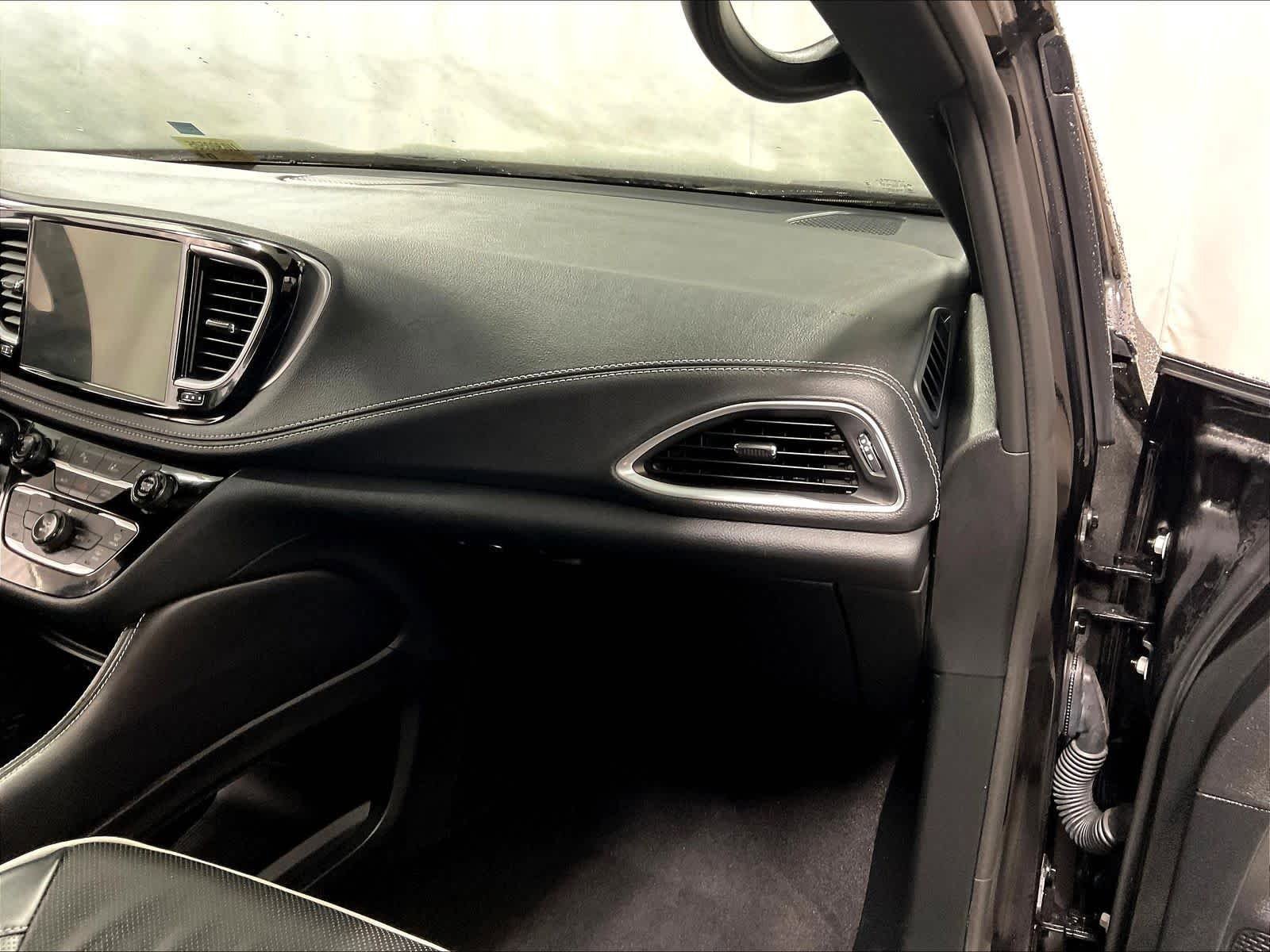 Used 2025 Chrysler Pacifica Limited image 13