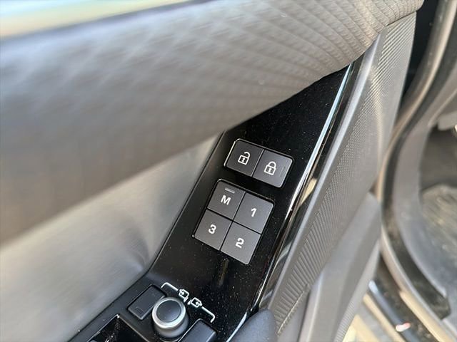 Used 2022 Land Rover Range Rover Velar R-Dynamic S image 9