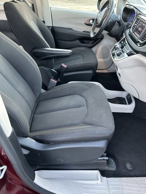 Used 2023 Chrysler Voyager LX image 10