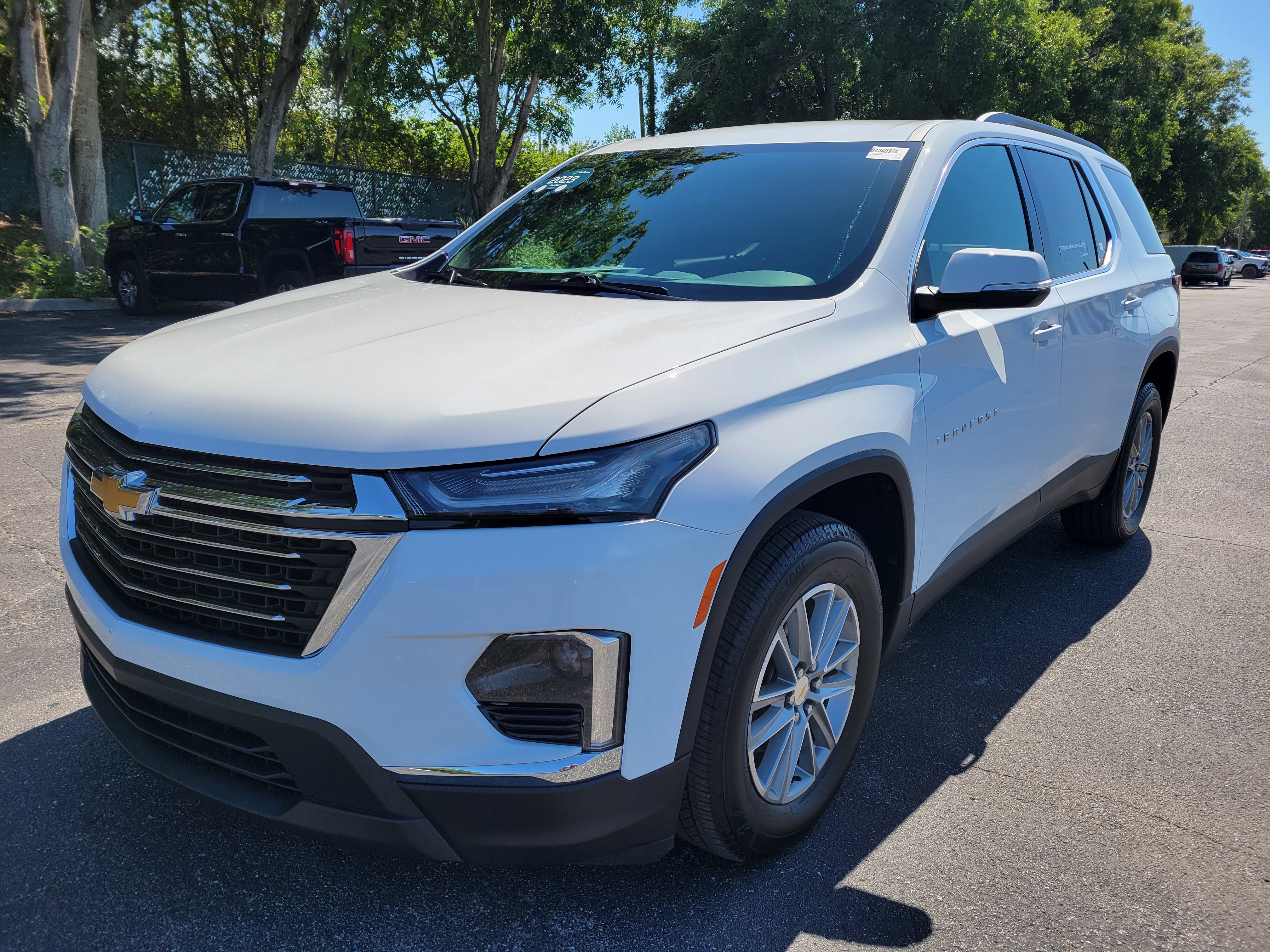 Used 2023 Chevrolet Traverse LT FWD image 3