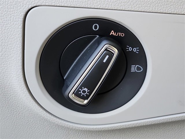 Used 2022 Volkswagen Tiguan SE w/ Panoramic Sunroof Package image 25