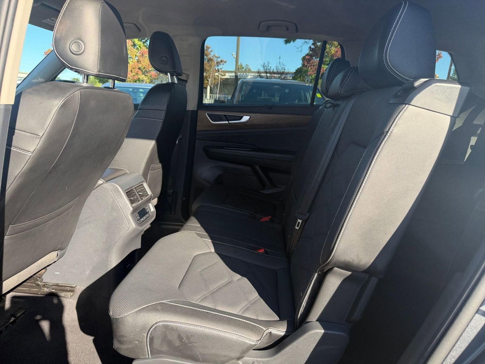 Used 2025 Volkswagen Atlas SE image 25