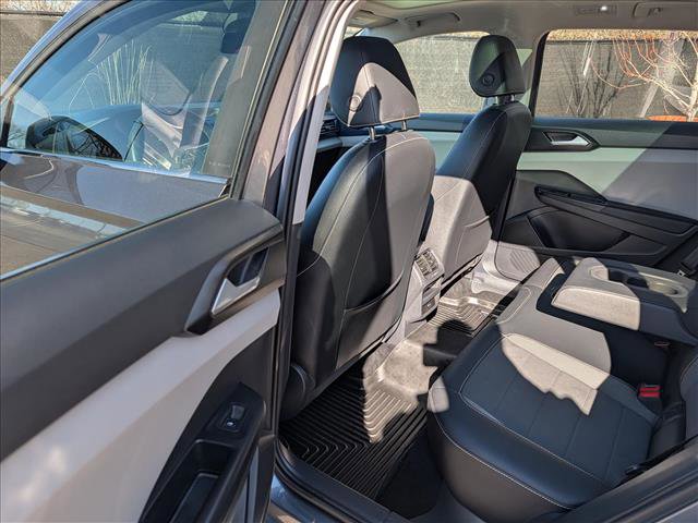 Used 2022 Volkswagen Taos SE w/ Panoramic Sunroof Package image 24