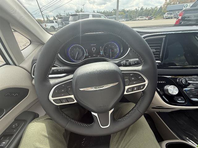 Used 2024 Chrysler Pacifica Touring-L FWD image 28