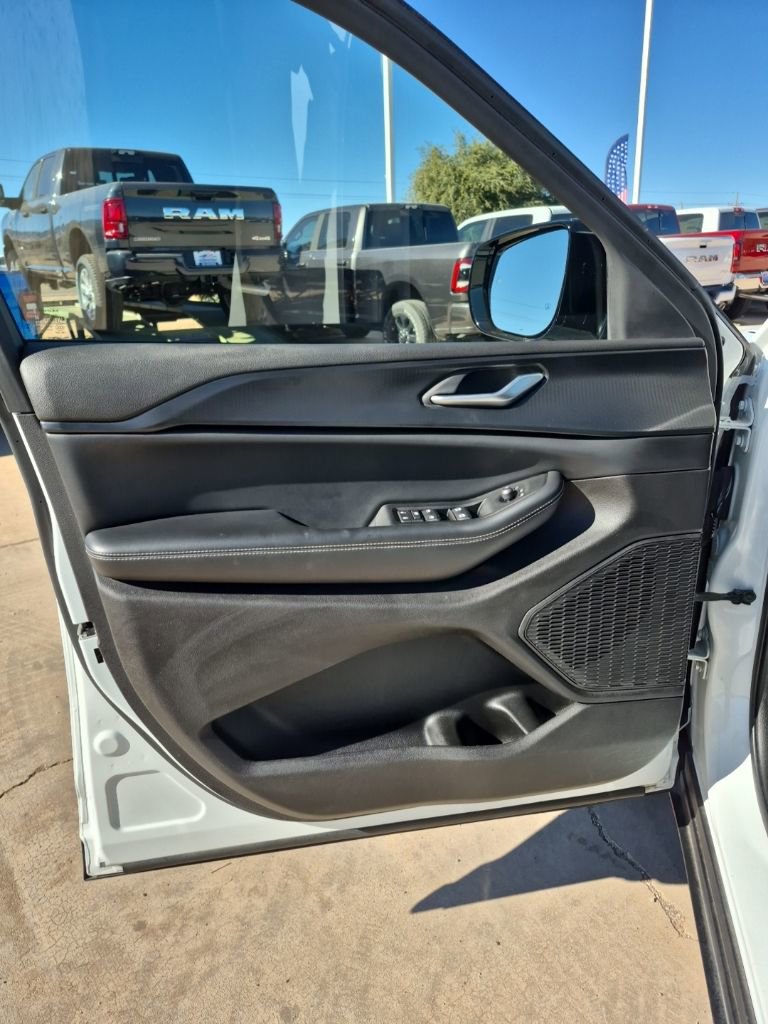Used 2023 Jeep Grand Cherokee L Altitude AWD/4WD image 13