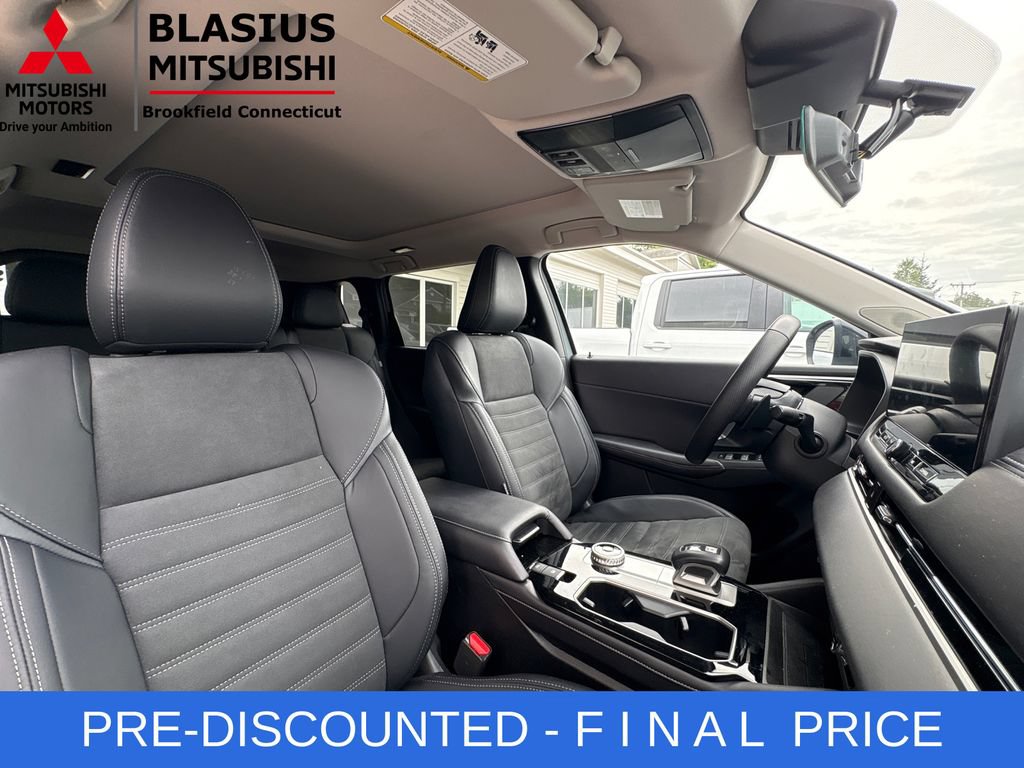 Used 2025 Mitsubishi Outlander AWD image 55