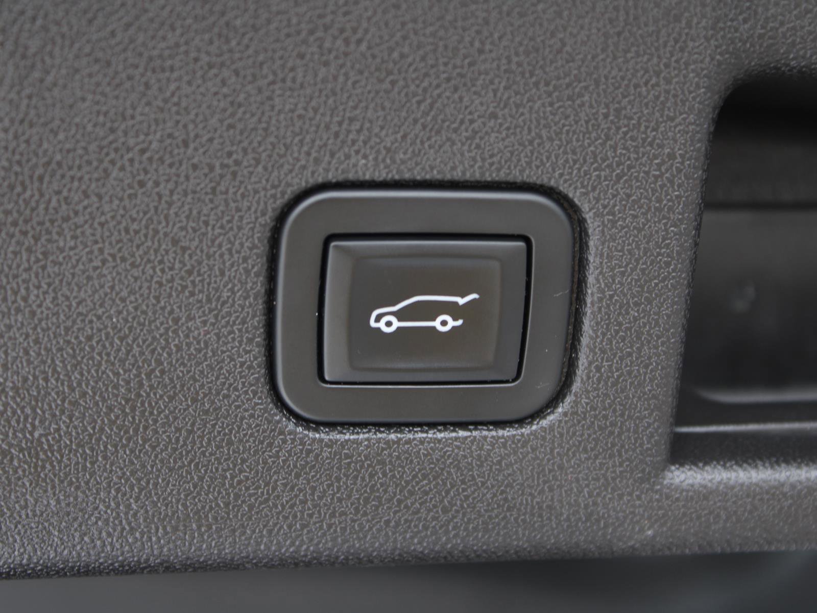 Used 2019 Chevrolet Equinox LT w/ Sun & Navigation Package image 9