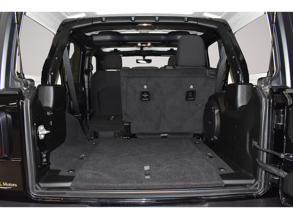 Used 2023 Jeep Wrangler Unlimited Sahara AWD/4WD image 13