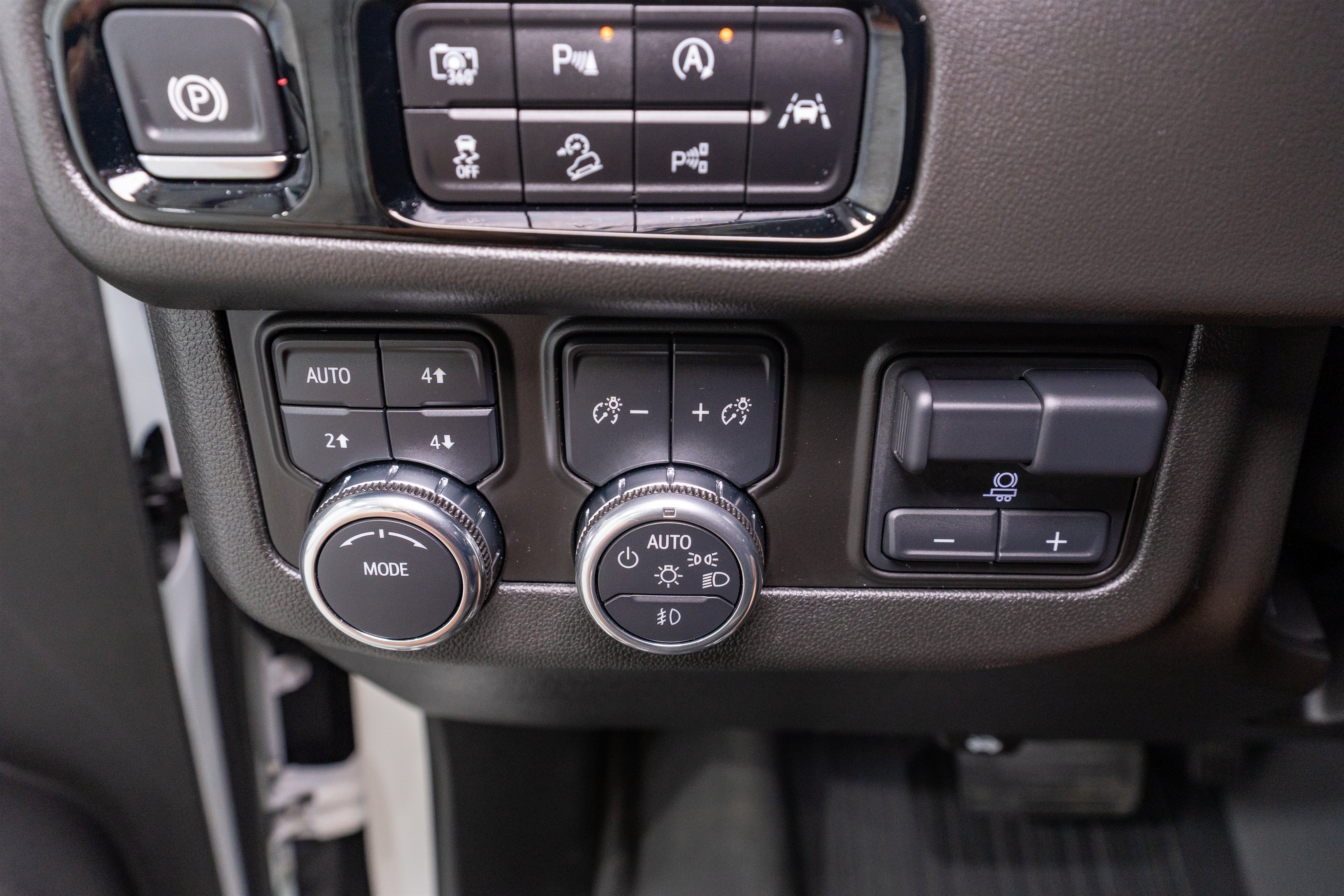 Used 2025 GMC Yukon Elevation w/ Elevation Premium Package AWD/4WD image 32