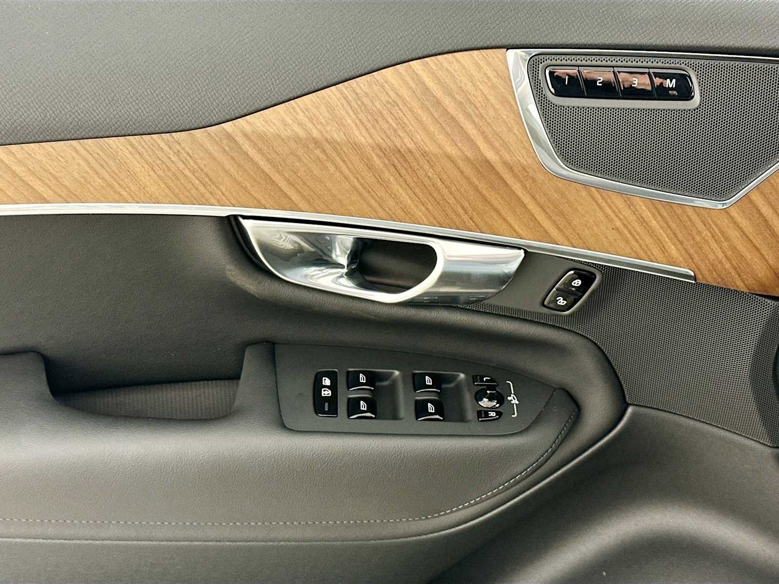 Used 2025 Volvo XC90 B6 Plus w/ Protection Package Premier image 14