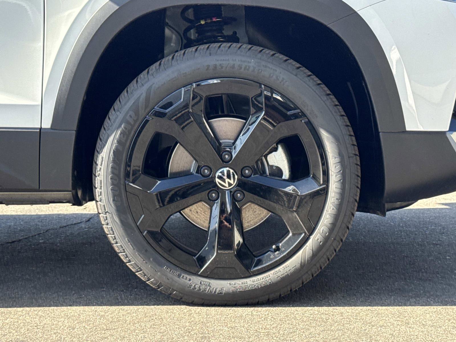 New 2026 Volkswagen Taos SE image 30