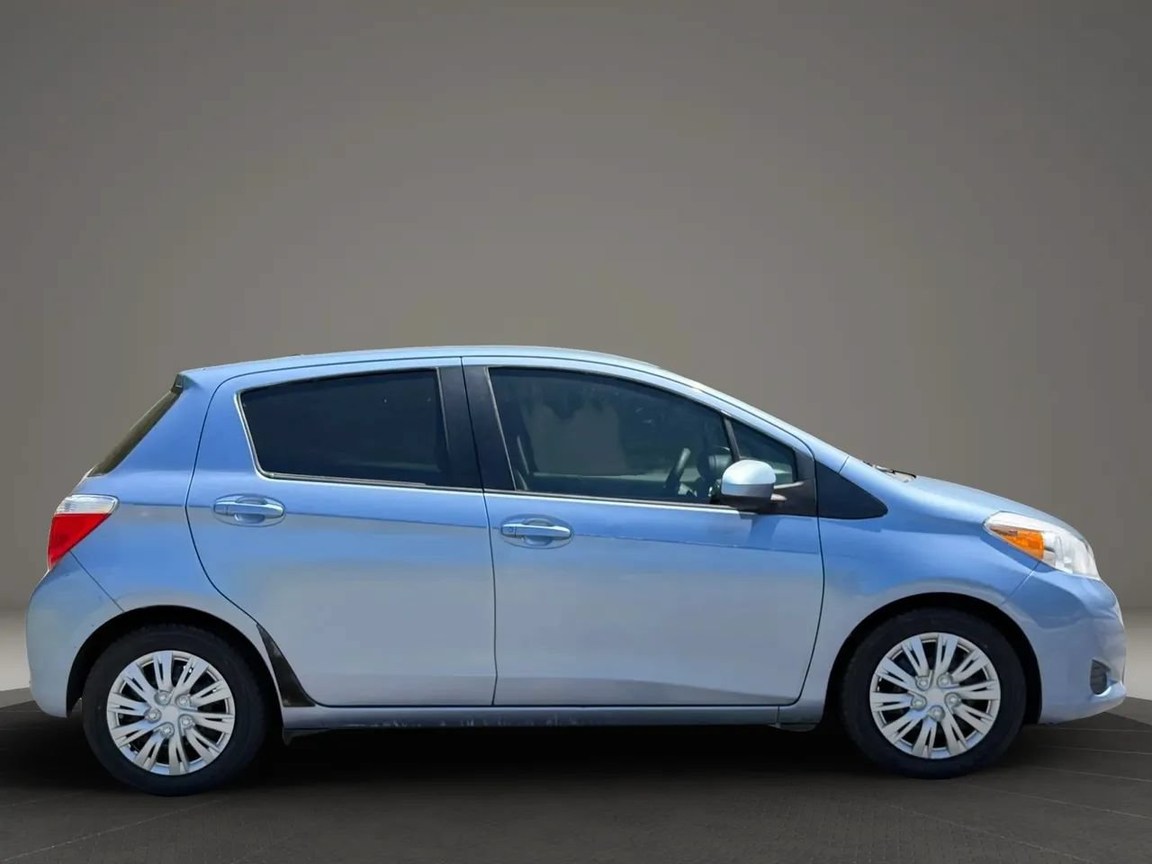 Used 2012 Toyota Yaris LE FWD image 7