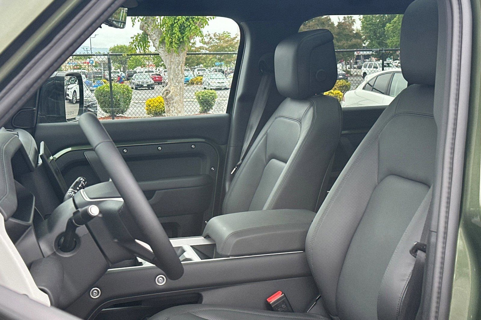 New 2026 Land Rover Defender 130 X-Dynamic SE image 5