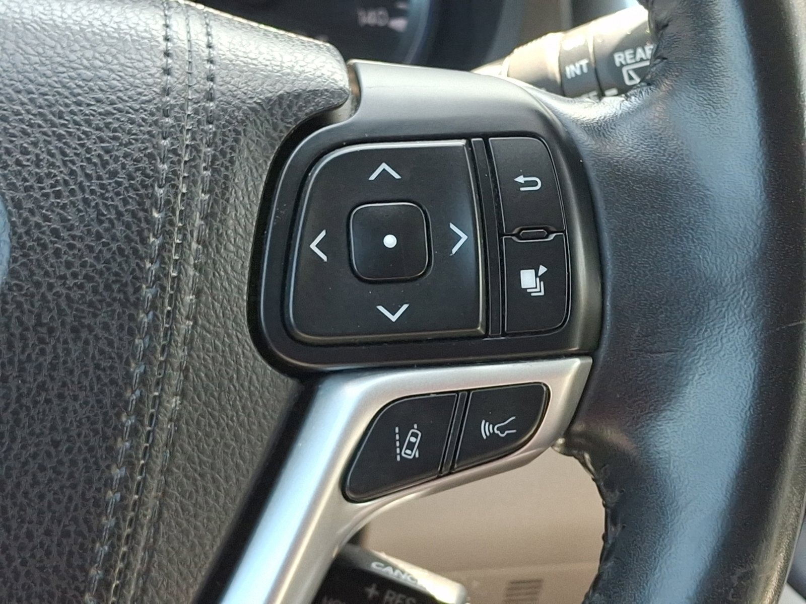 Used 2018 Toyota Highlander XLE image 26