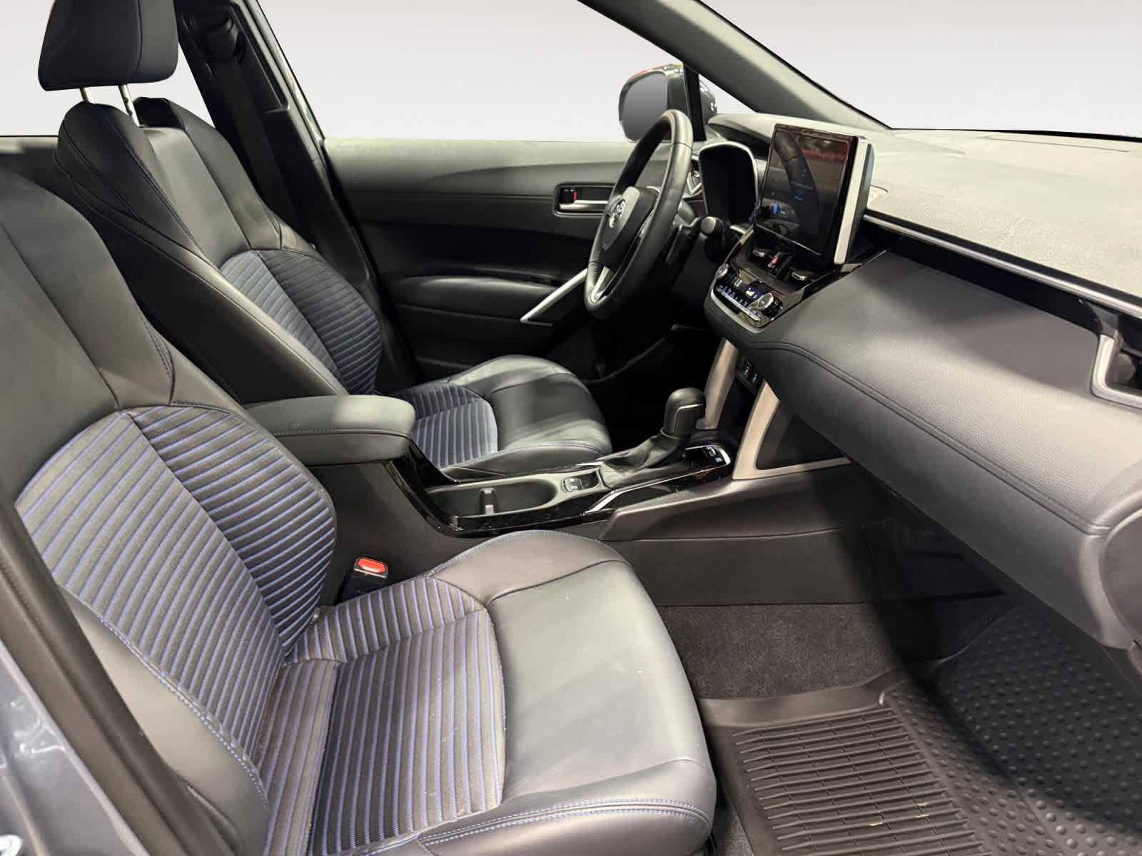 Used 2025 Toyota Corolla Cross AWD Hybrid image 16