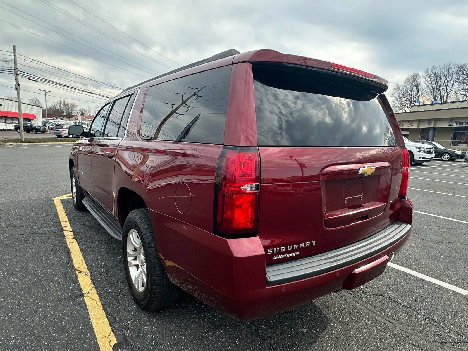 Used 2016 Chevrolet Suburban LT w/ Luxury Package image 4