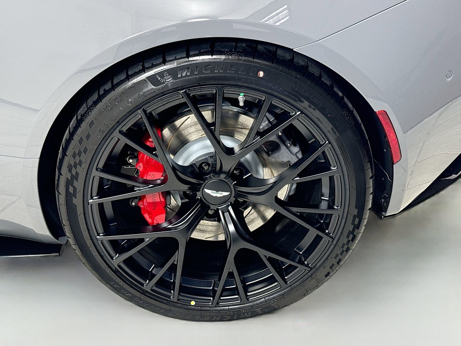 Used 2025 Aston Martin DB12 Coupe RWD image 9