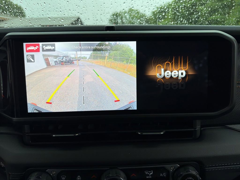 Used 2024 Jeep Gladiator Mojave w/ Technology Group AWD/4WD image 30