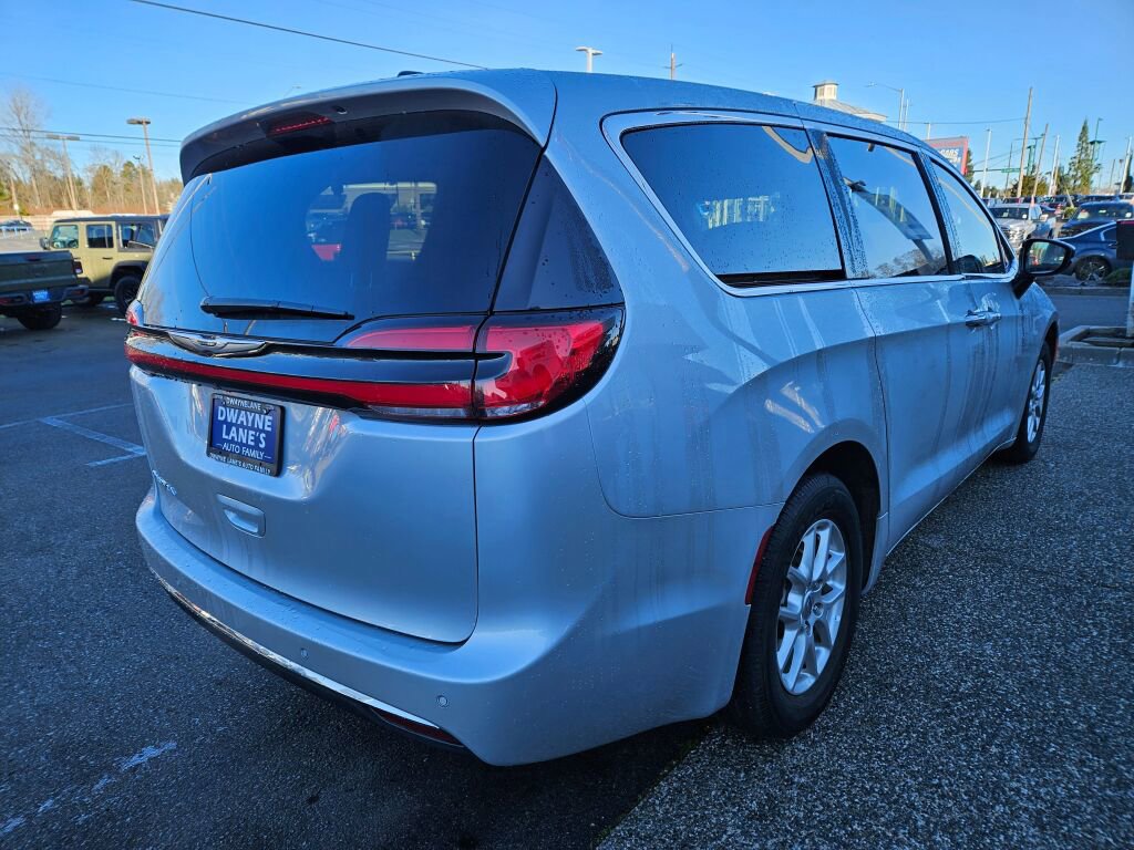 Used 2024 Chrysler Pacifica Touring-L image 5