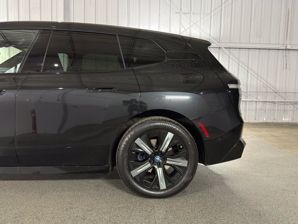 Used 2023 BMW iX xDrive50 w/ Sport Package AWD/4WD image 12