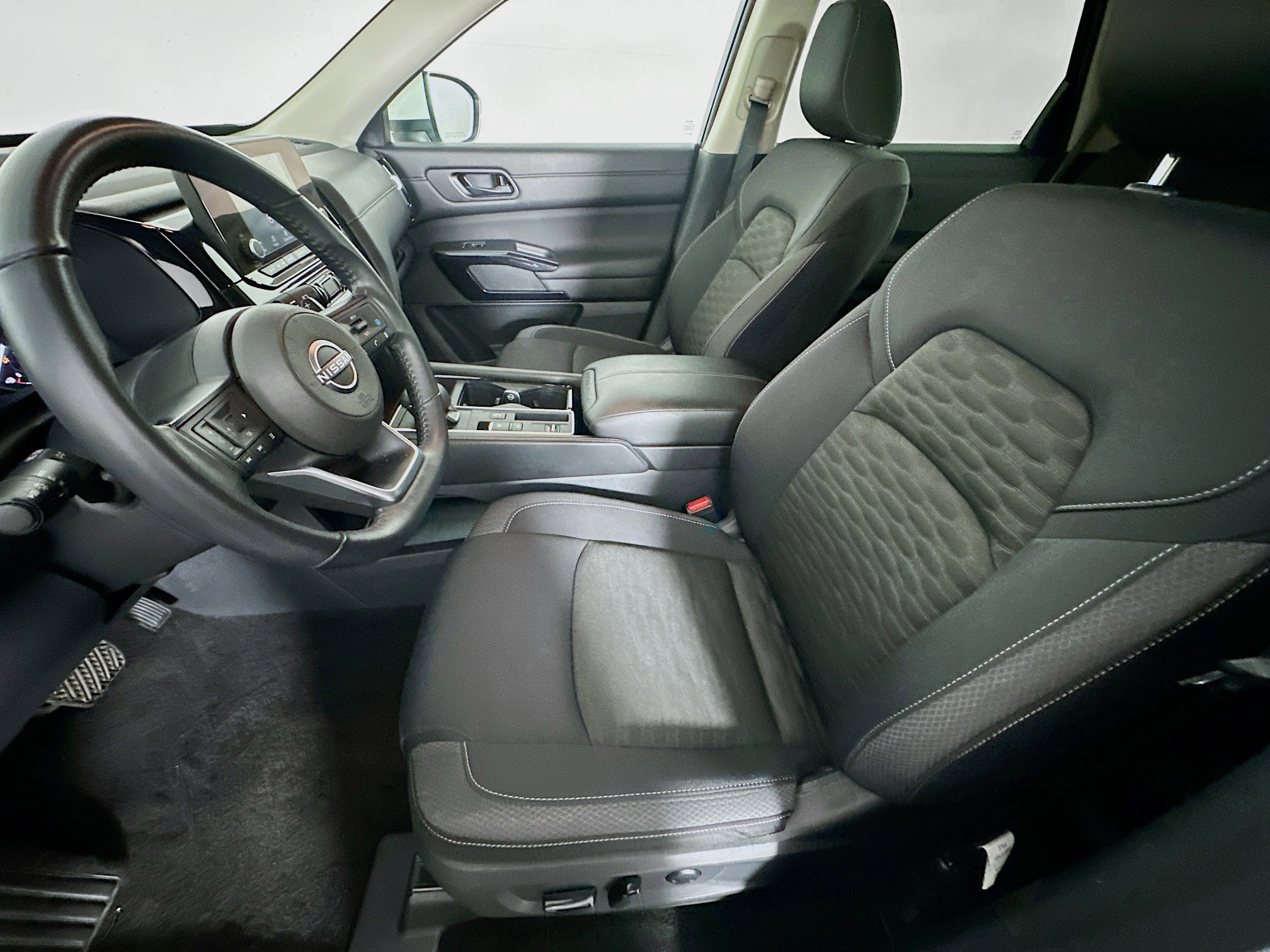 Used 2025 Nissan Pathfinder SV image 13