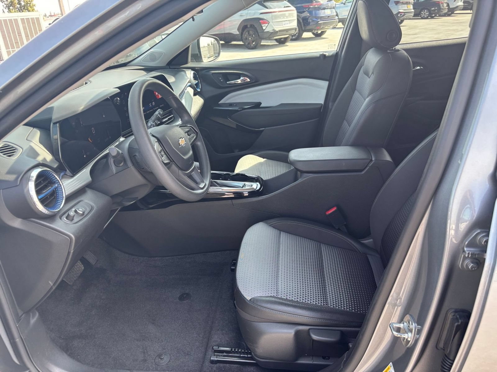 Used 2025 Chevrolet Trax LT FWD image 25