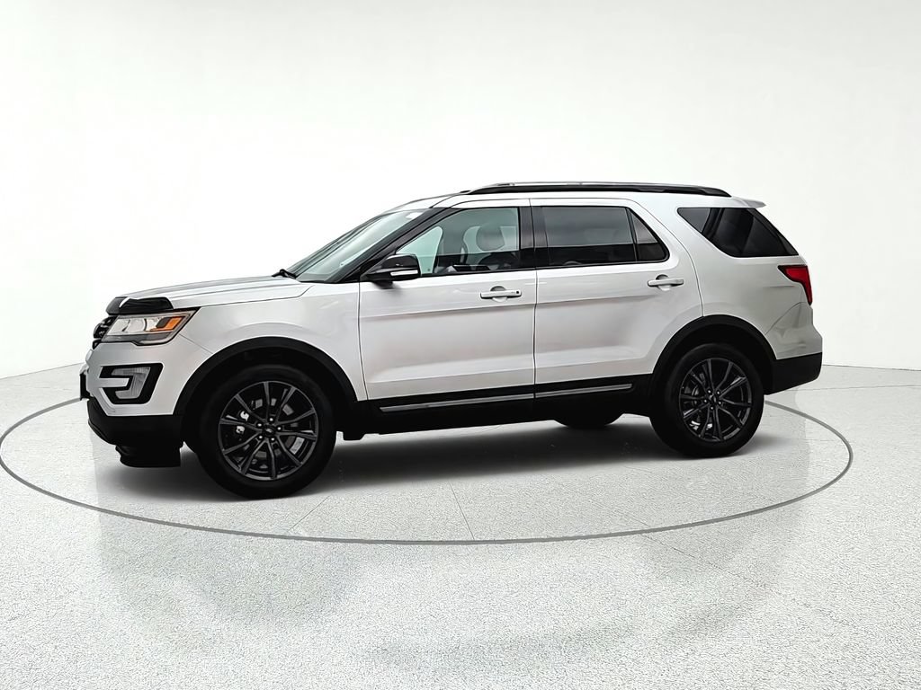 Used 2017 Ford Explorer XLT w/ Equipment Group 202A AWD/4WD image 4