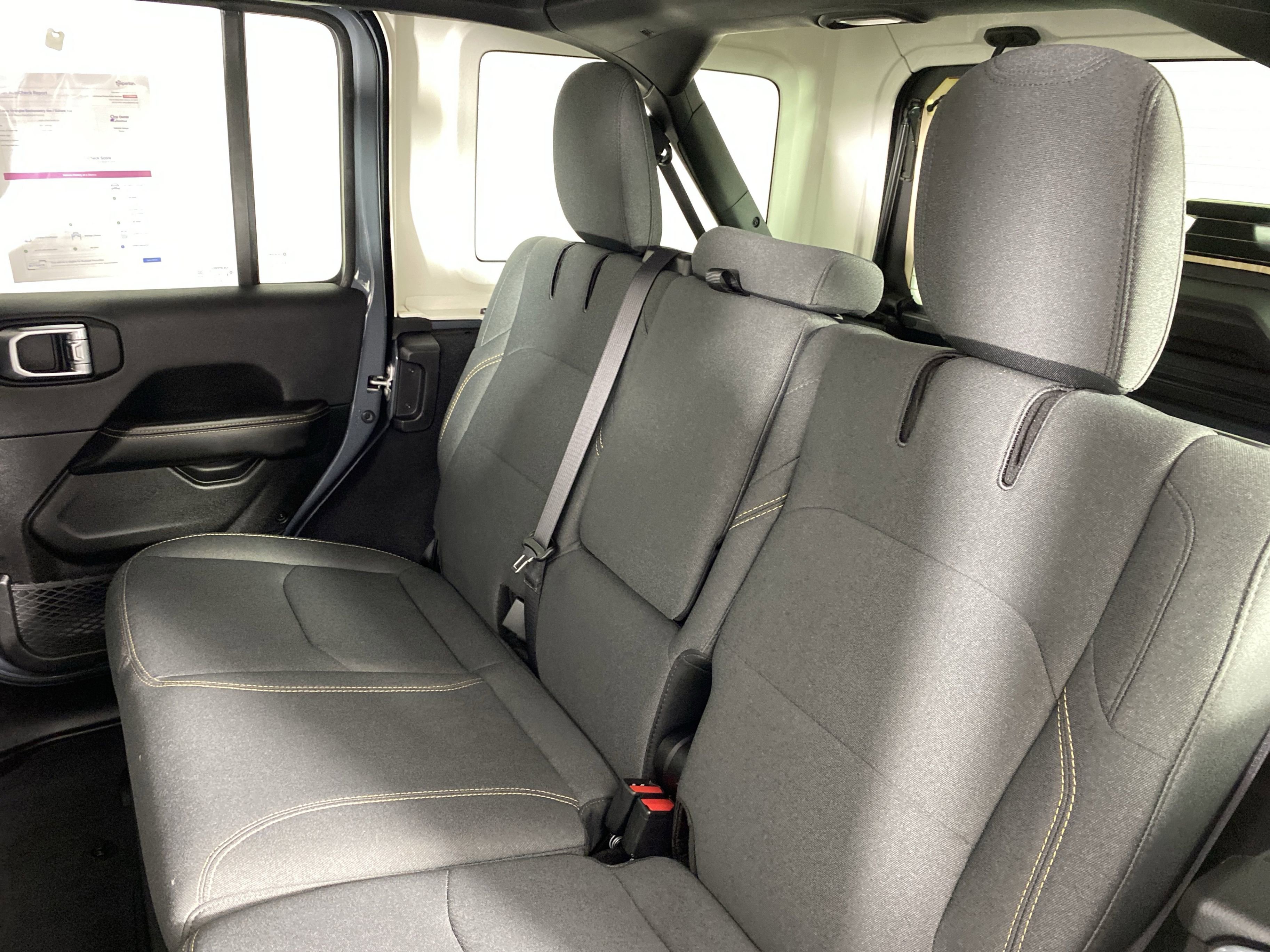 Used 2025 Jeep Wrangler Sahara image 31