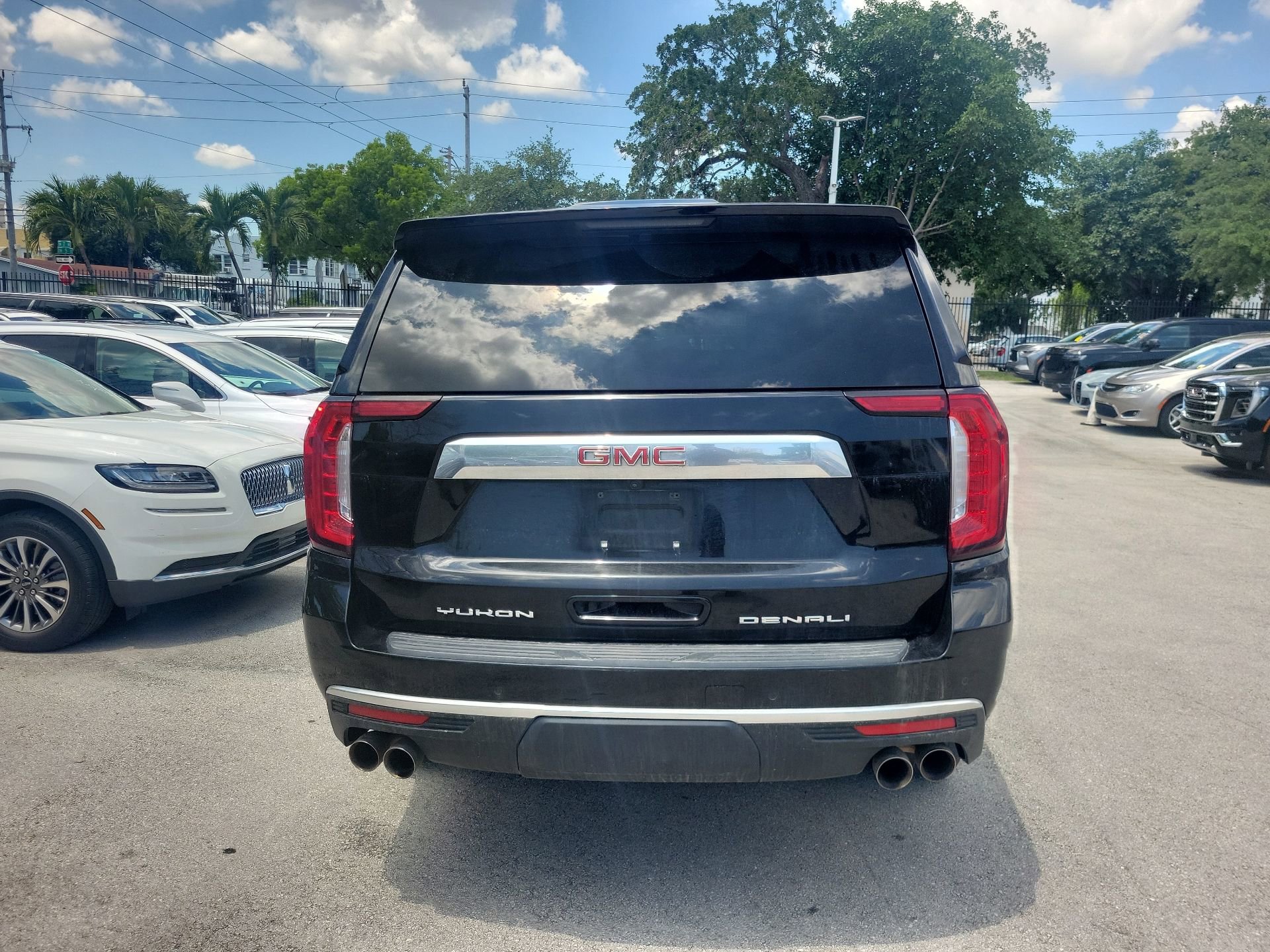 Used 2023 GMC Yukon XL Denali AWD/4WD image 9