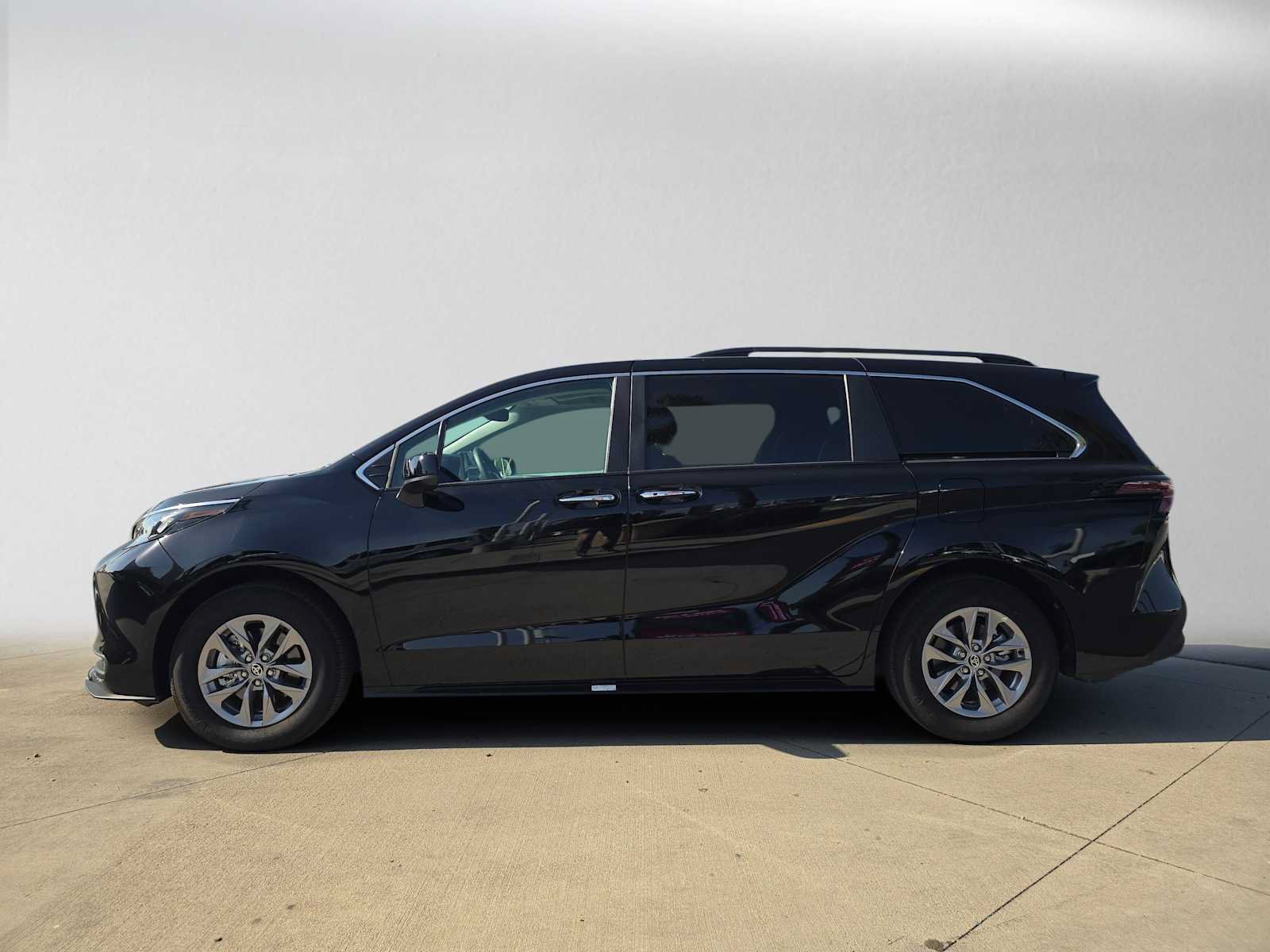 Used 2026 Toyota Sienna XLE FWD image 6