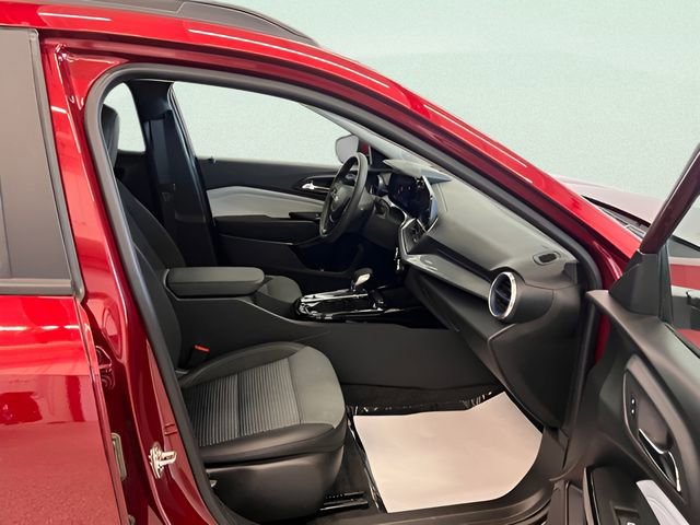 Used 2025 Chevrolet Trax LT FWD image 11