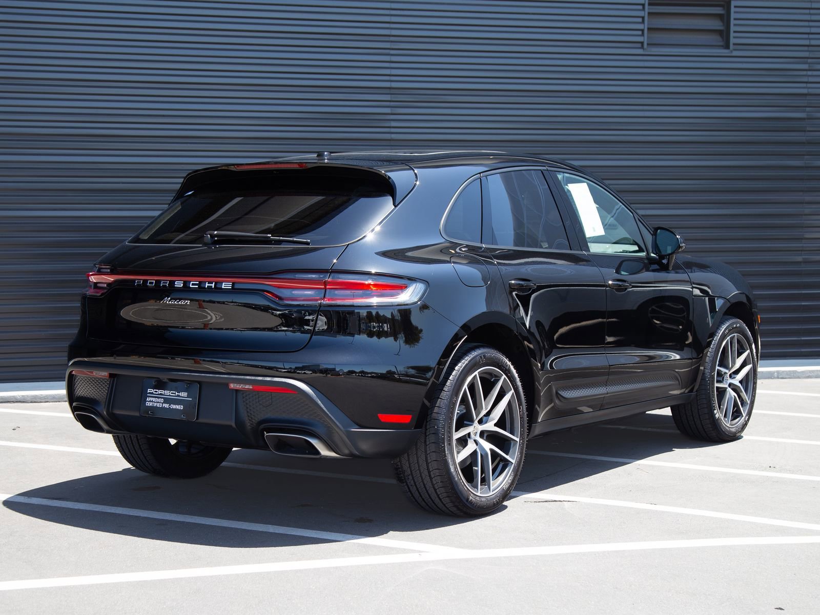Certified 2025 Porsche Macan AWD/4WD image 9