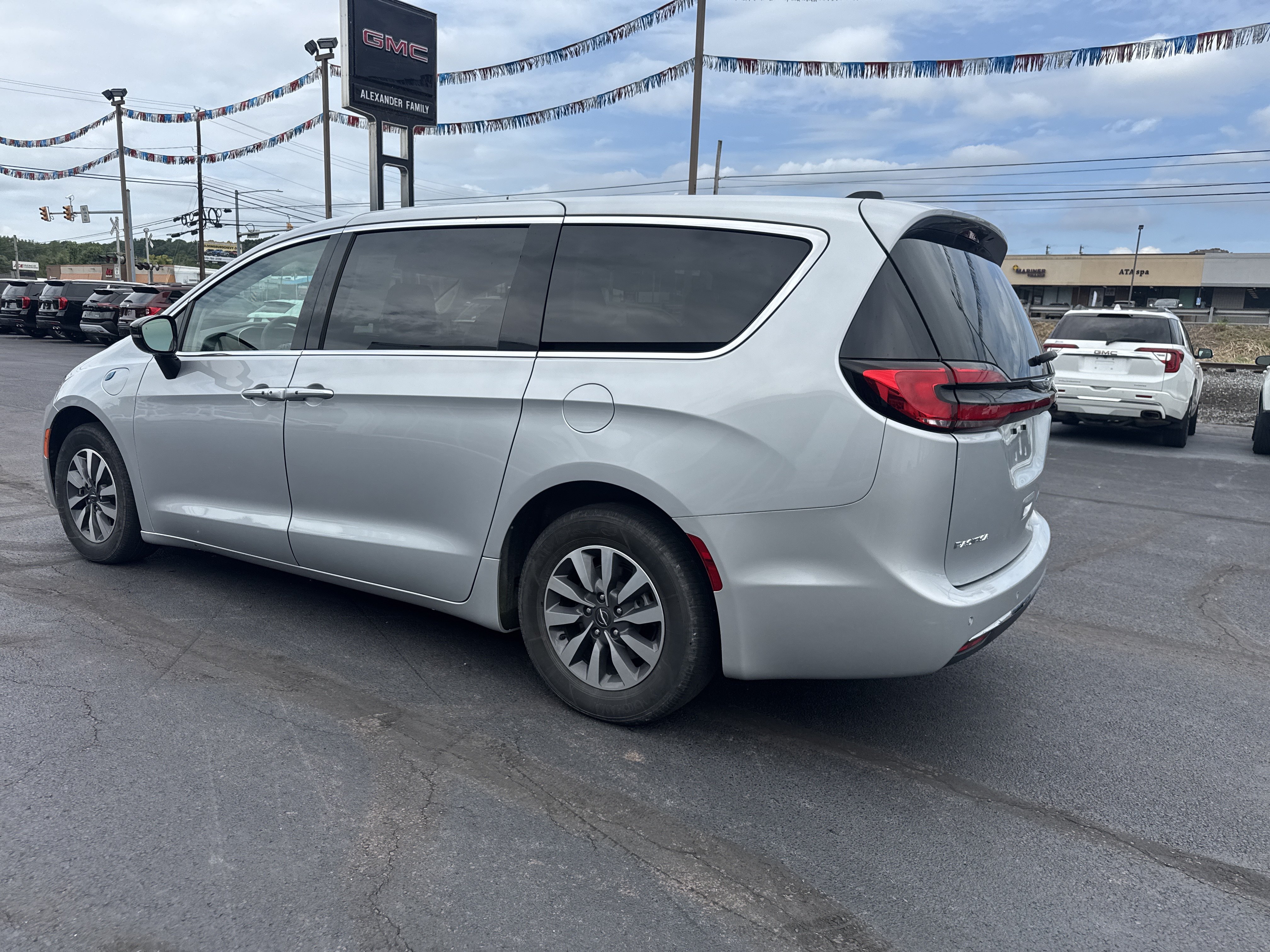 Used 2024 Chrysler Pacifica Limited FWD image 6