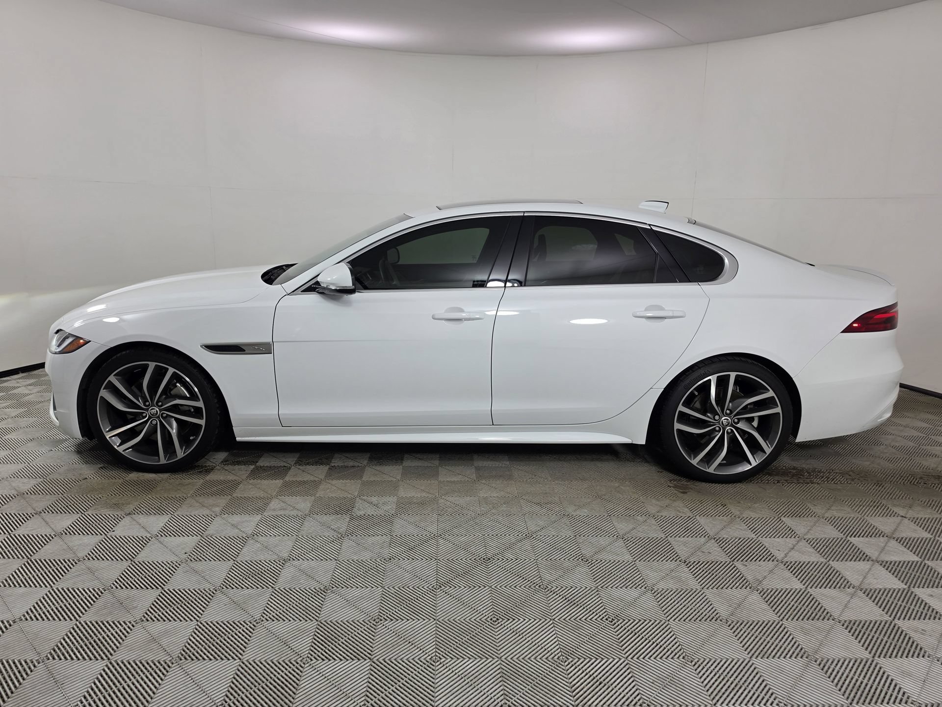 Used 2024 Jaguar XF R-Dynamic SE AWD/4WD image 4