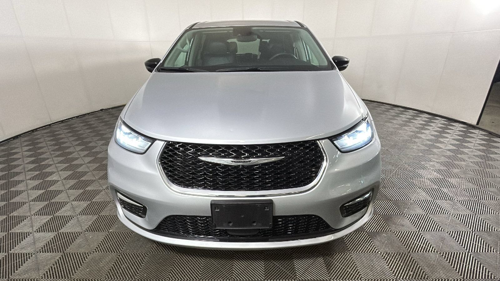 Used 2024 Chrysler Pacifica Touring-L FWD image 8