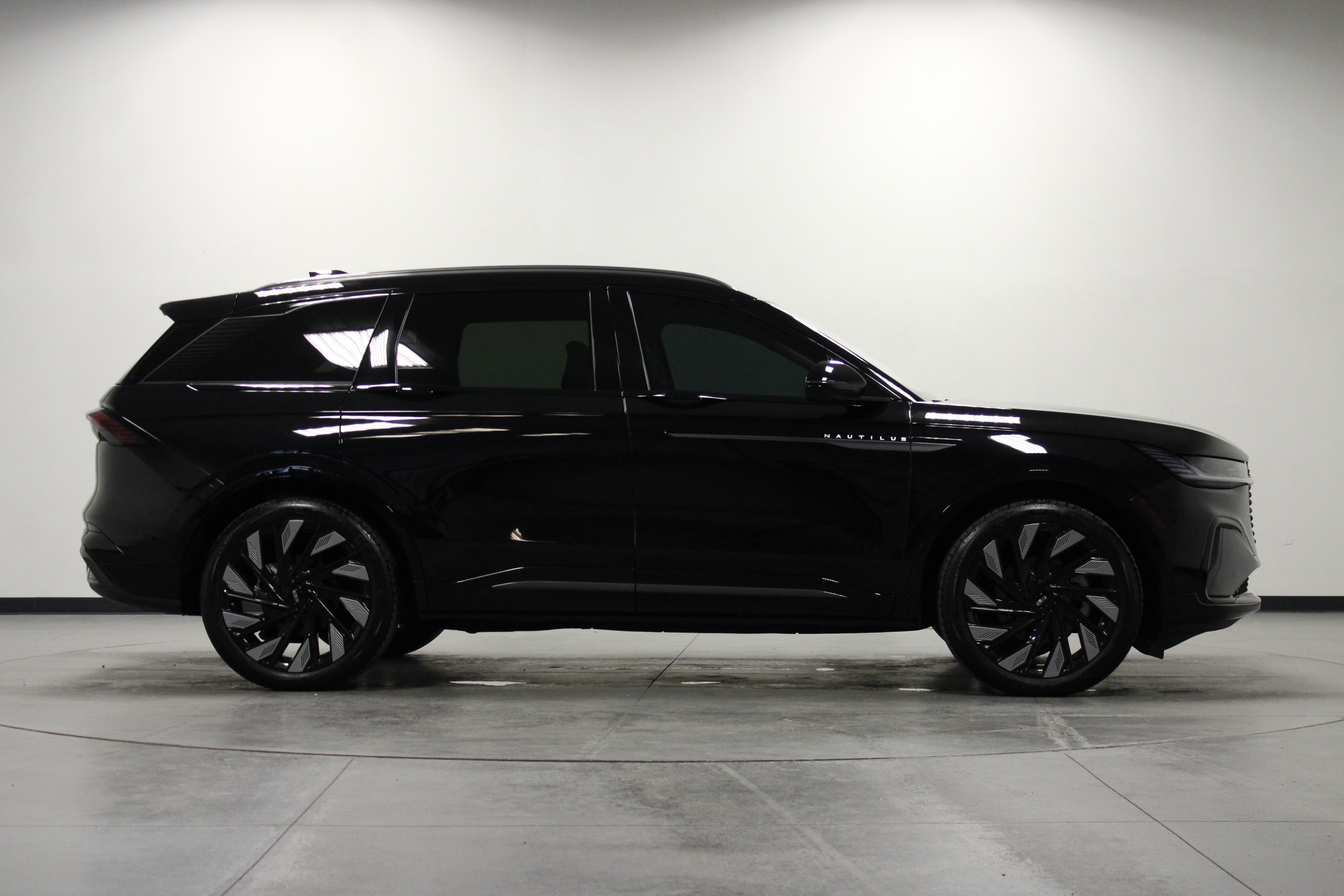 Used 2025 Lincoln Nautilus Reserve w/ Jet Appearance Package AWD/4WD image 3