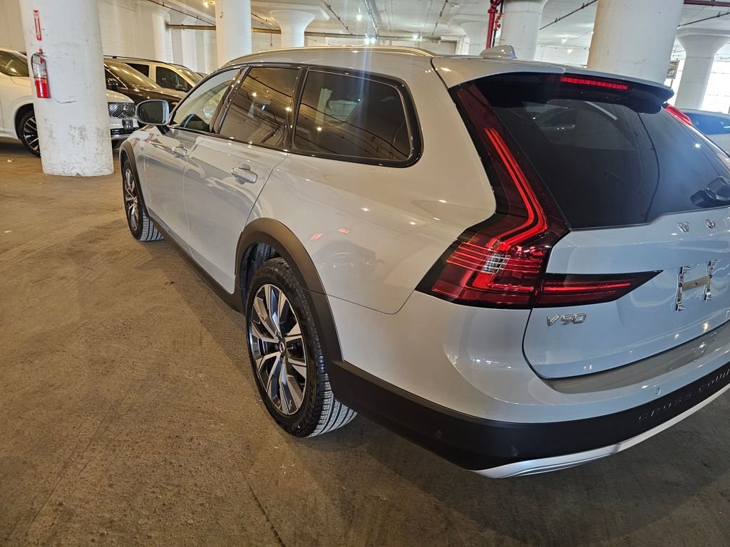 Certified 2025 Volvo V90 B6 Cross Country Plus AWD/4WD image 2