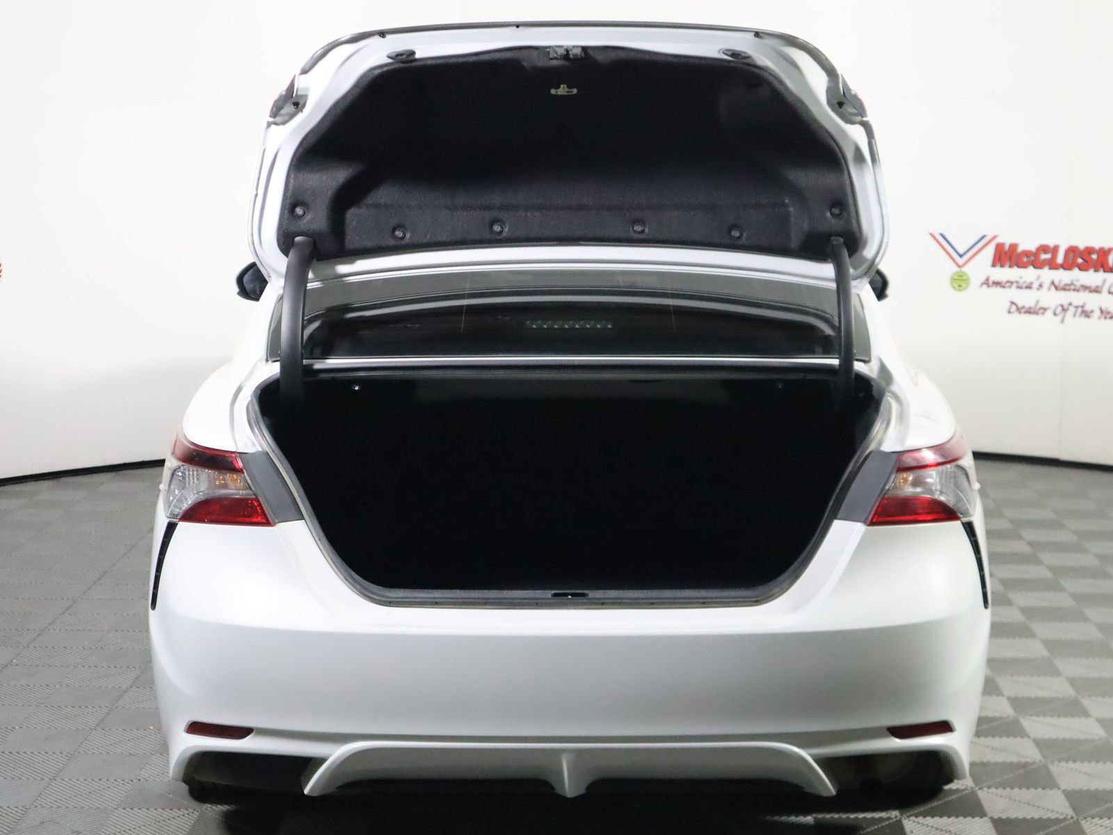 Used 2023 Toyota Camry LE image 9