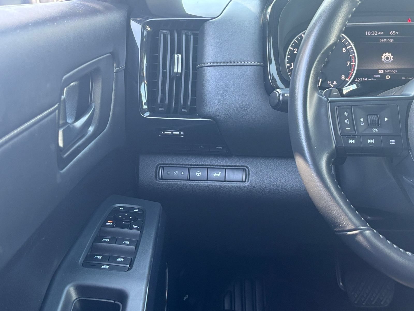 Used 2025 Nissan Pathfinder SV AWD/4WD image 33