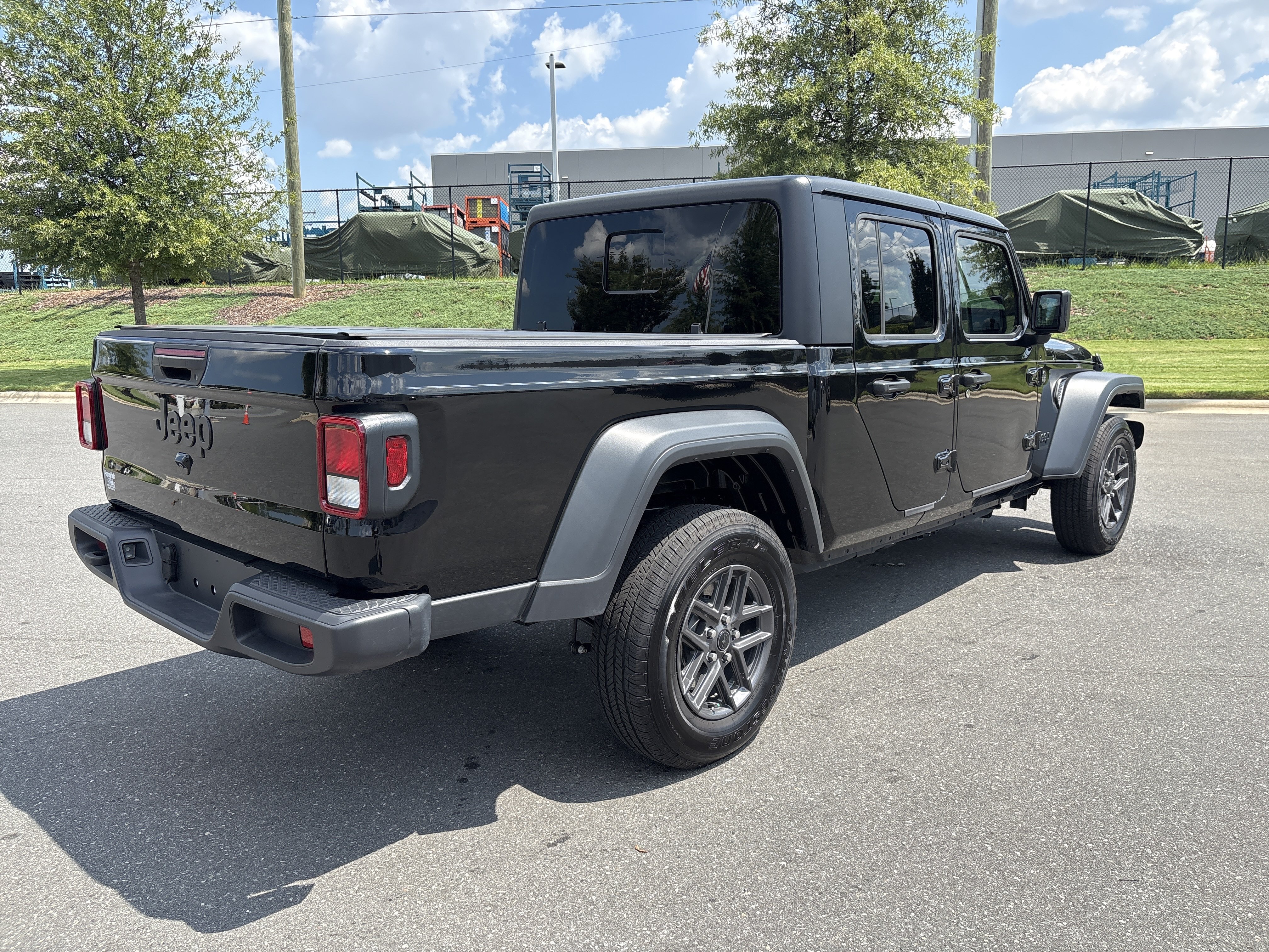 Used 2025 Jeep Gladiator Sport AWD/4WD image 9