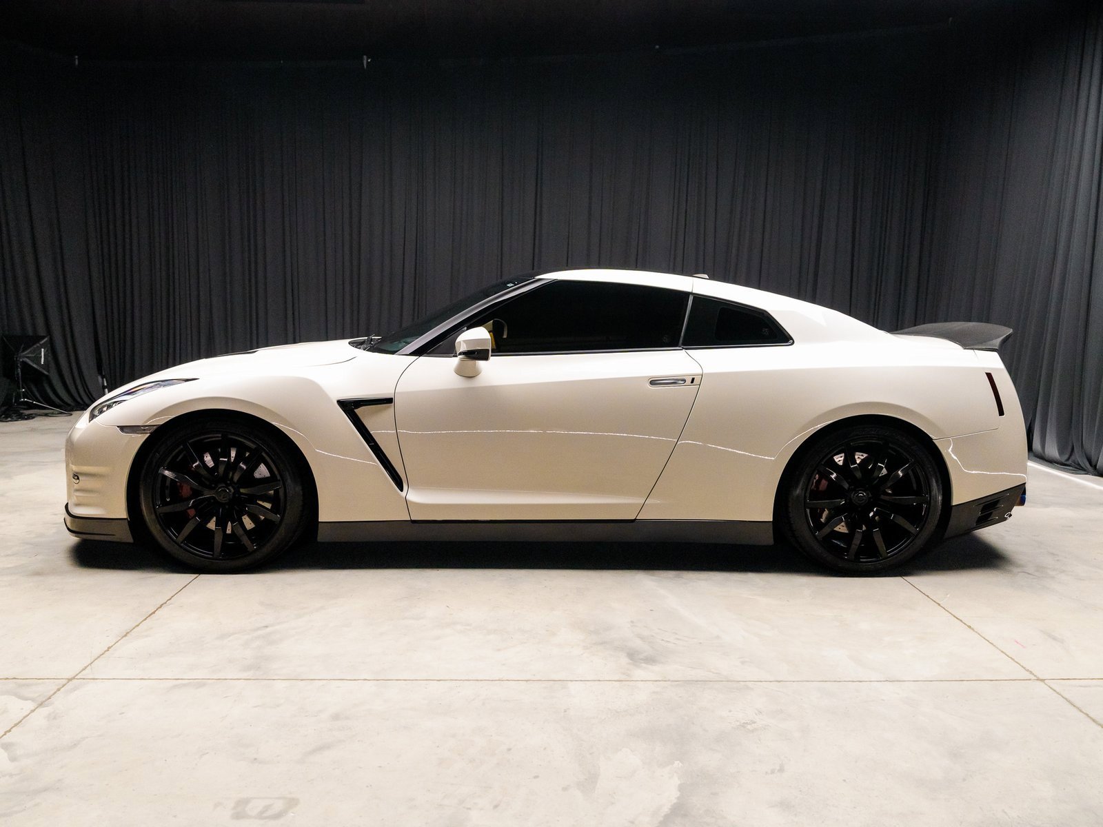 Used 2015 Nissan GT-R Premium image 10