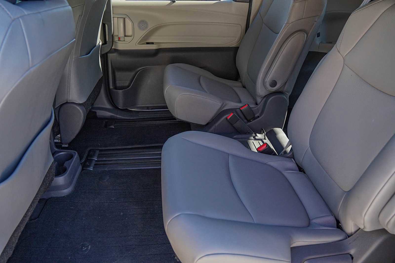 Used 2021 Toyota Sienna XLE image 28